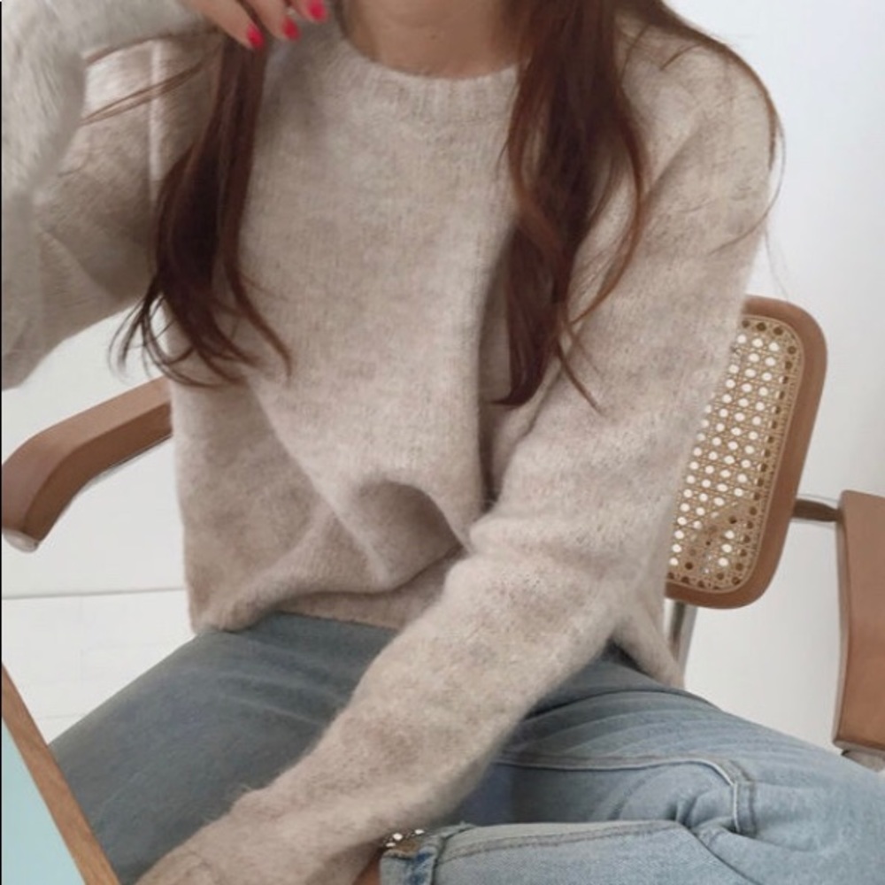 Plain pullover knit sweatshirt